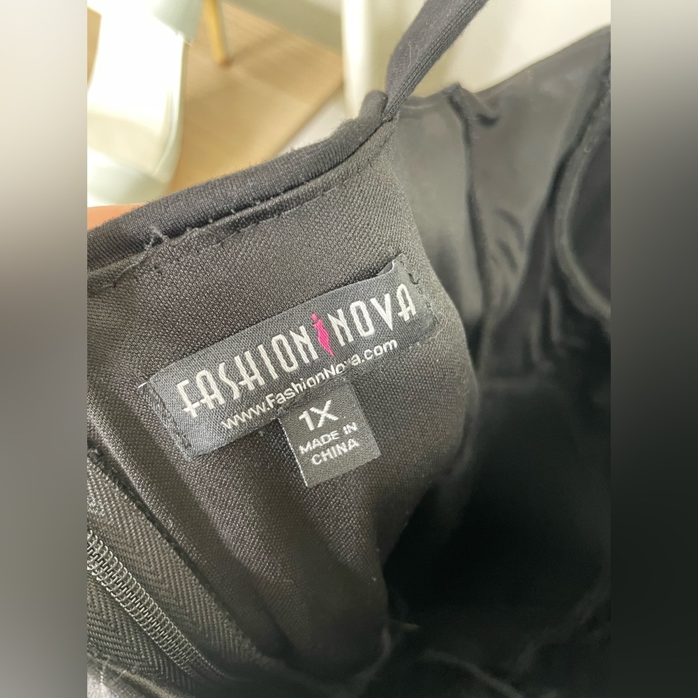 Super Flattering Structured Stretchy Halter Criss… - image 7